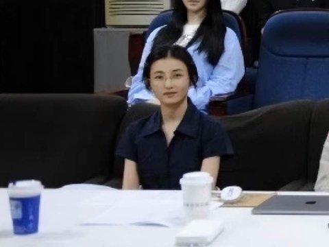 严浩翔北电毕业照引爆热搜！张子枫当答辩老师，和欧阳娣娣配一脸