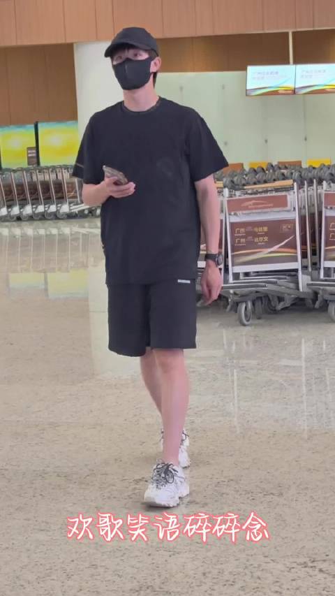 小哥哥疑惑行李去哪儿了 其实就在他后面