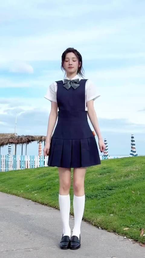宋雨琦进行曲真的来了啊啊啊啊啊啊 还真的找了校服跳