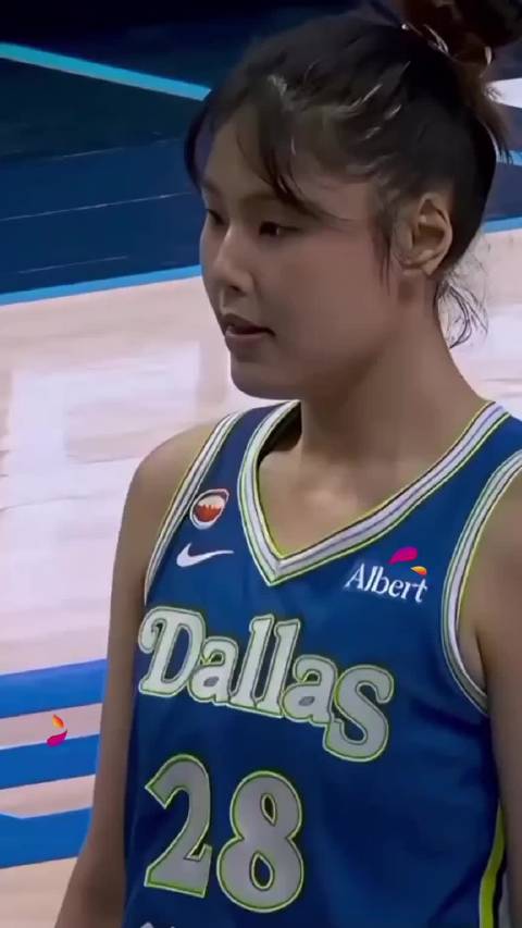 李月汝再次无缘出场 小宝加油 女篮比赛