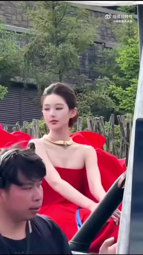 许我耀眼 现实版 不得不说，赵露思确实火，一举一动，好的坏的，都抓人眼球