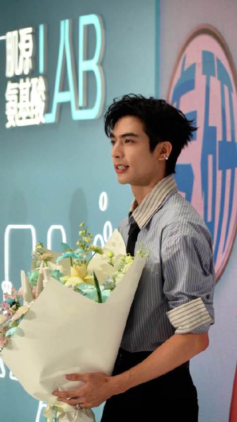 抱着鲜花的男孩@宋威龙99 空降成都，真人好帅啊！～成都偶遇宋威龙