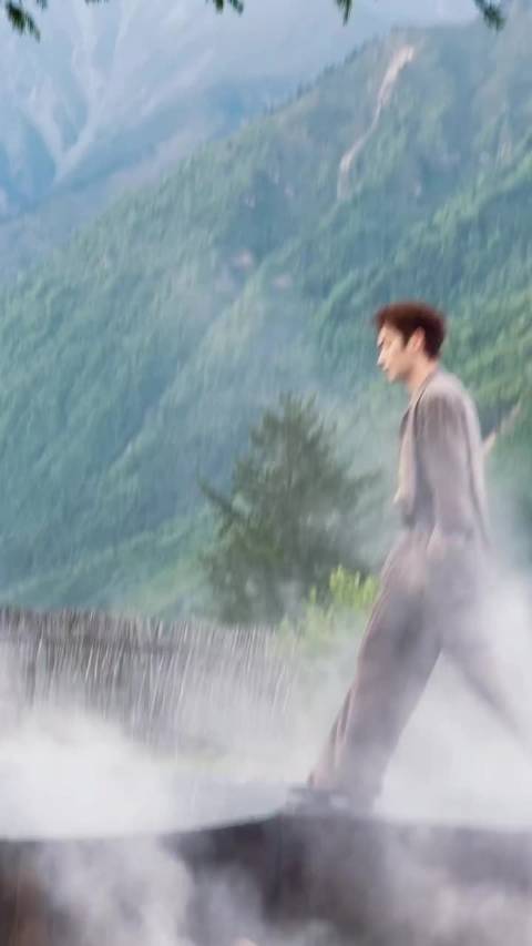 许凯今天走出游刃有余的高定秀场感