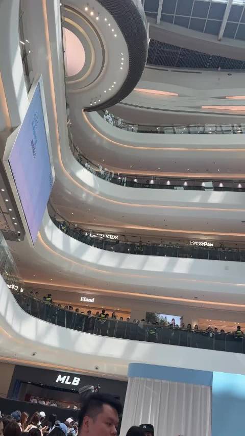 宋威龙线下号召力，据说完全没通知，还是工作日，已经人山人海了