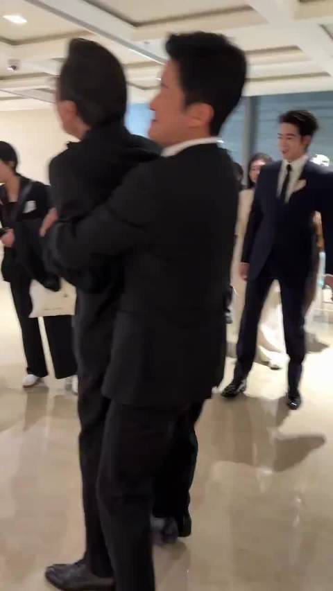 吴京从背后抱起梁家辉，网友称其亲昵方式童趣十足