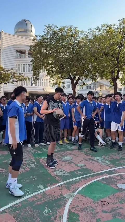 郭艾伦校园行3分投篮输给学生