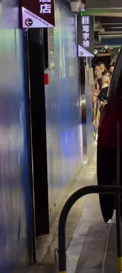 张凌赫携相机上班引关注，或将记录推拿团日常