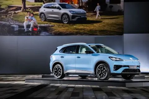 半固态电池后驱五连杆悬挂 10万级纯电SUV“新晋卷王”_新闻