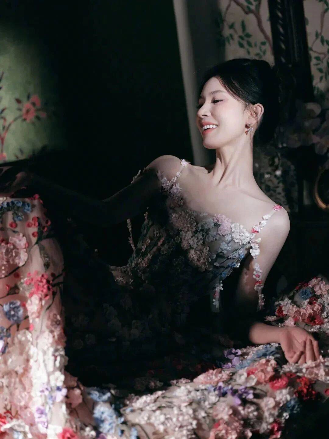 陈瑶|把“一树桃花”穿身上，美爆了！