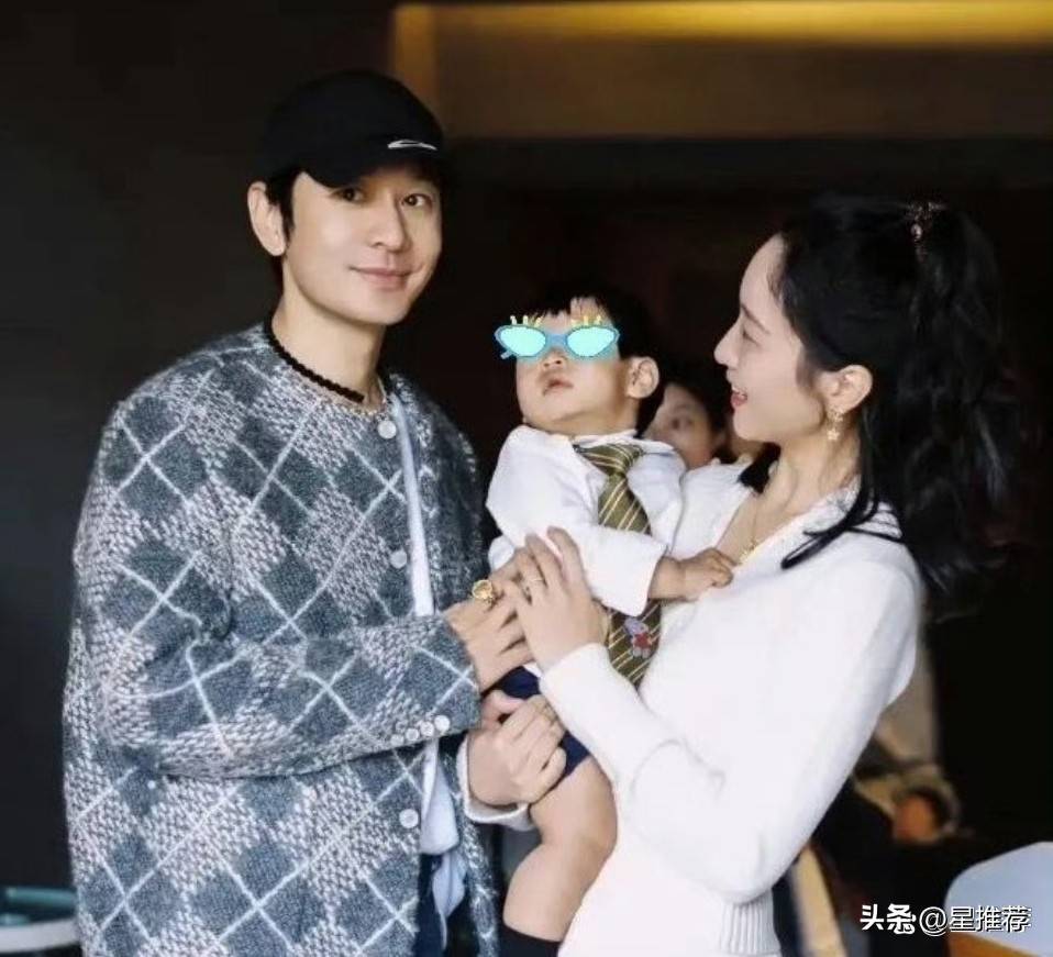 Angelababy杨颖携小海绵与黄晓明母亲聚餐