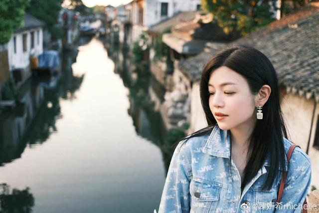 陈妍希换新发型，蓝色挑染短发配星星眼妆，个性又时髦！