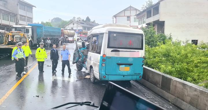 货车与客车相撞致2人被困，遵义消防紧急营救！