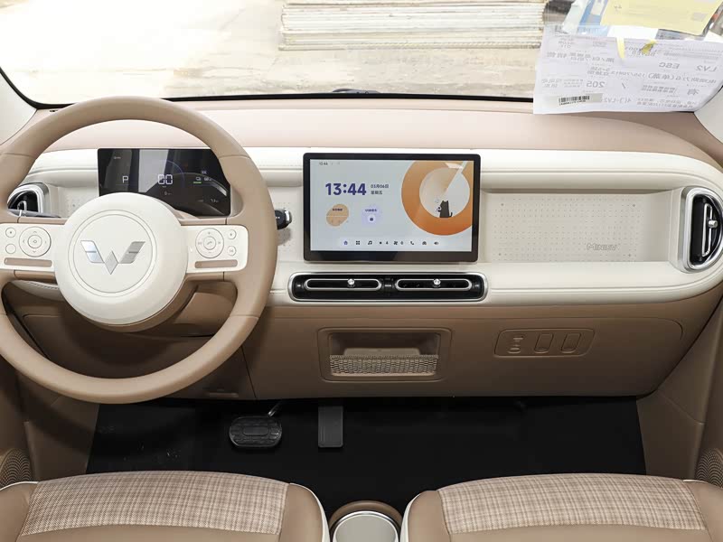 宏光MINIEV四门版售价4.48万起,百公里电耗仅0.05元