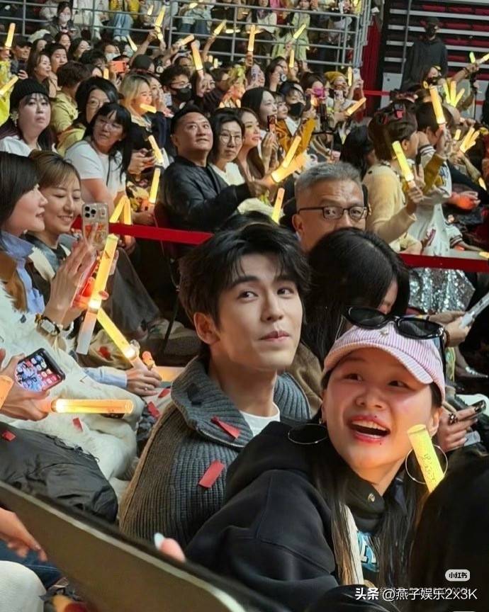 张凌赫跨1400公里赶刘宇宁演唱会，腹肌梗笑翻全场太好磕_友情_金靖_支持
