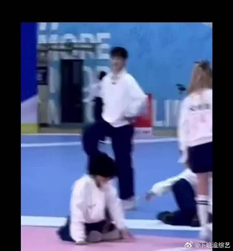 你看着小林哥在那锻炼呢，实际他看着你孟姐呢