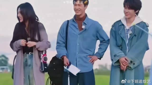 小林真是又争又抢，帮老婆背包的男人最帅