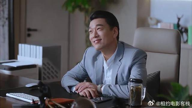 老总说一个电话就能让女神臣服，女员工一脸不屑