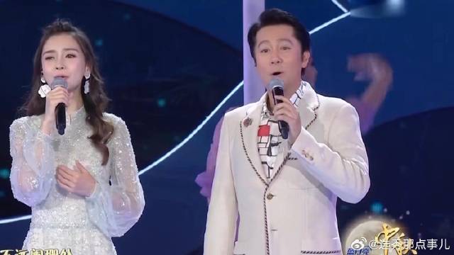 杨颖真的好美！跟蔡国庆同台合唱，歌声轻柔悠扬！丨晚会