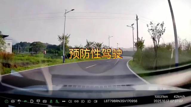 保时捷避让奥迪失控险撞路人，预防性驾驶引关注