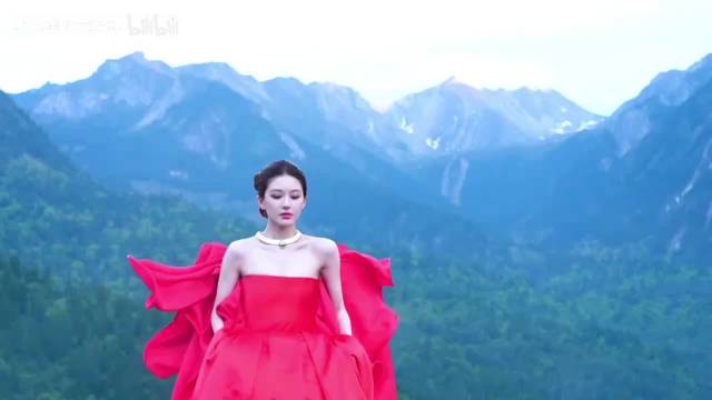 VOGUE晚宴仿生科技脸遇天然美女露露状态出众