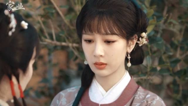 女主回避闺蜜尴尬处境展现清醒处事
