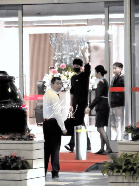 许凯到达深圳咯～～发带小so来的 好帅 身材真八错好喜欢