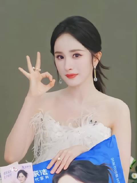 杨幂活动现场比手势逗笑粉丝，展现古灵精怪一面