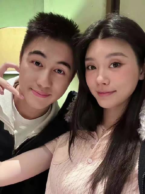 奚梦瑶何猷君补办庄园婚礼，吴京谢楠患难与共