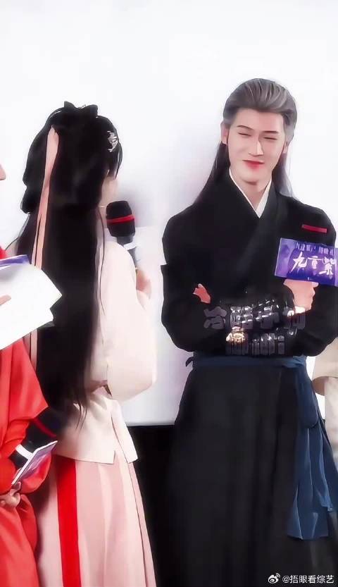 看图说话内容有了：说点啥他就乐～她那么让人快乐、那么开心、又会逗我笑
