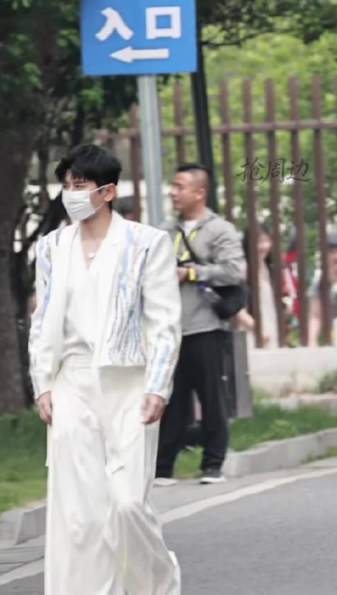 张杰529现身，腰部发力引关注