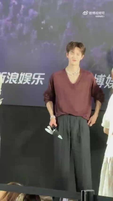 李昀锐现场互动害羞窘迫，粉丝起哄调侃甜度超标