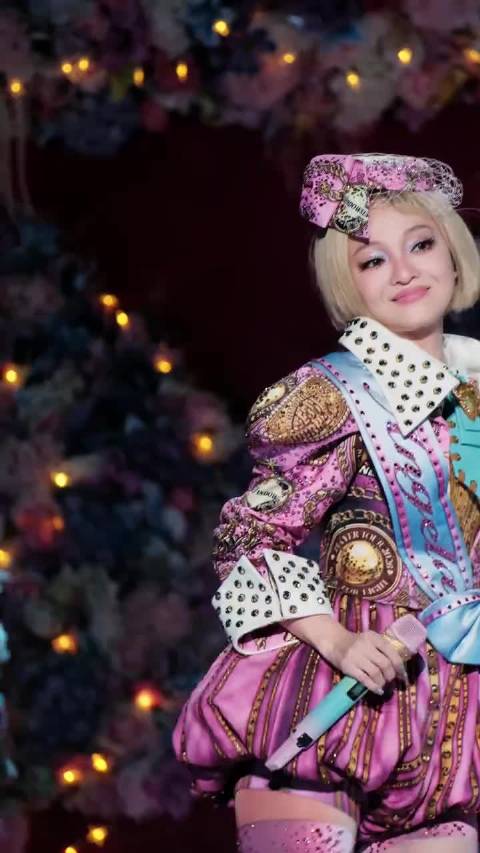 张韶涵巡演首站震撼开场，16米高机器人花车引惊叹