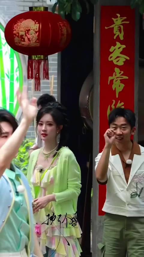孟子义教张真源面颊比心互动，透露新剧《尚公主》今年播