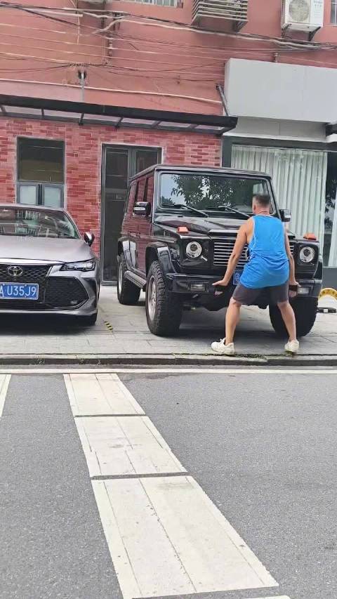 黄永钰徒手硬拉奔驰大G车轮离地
