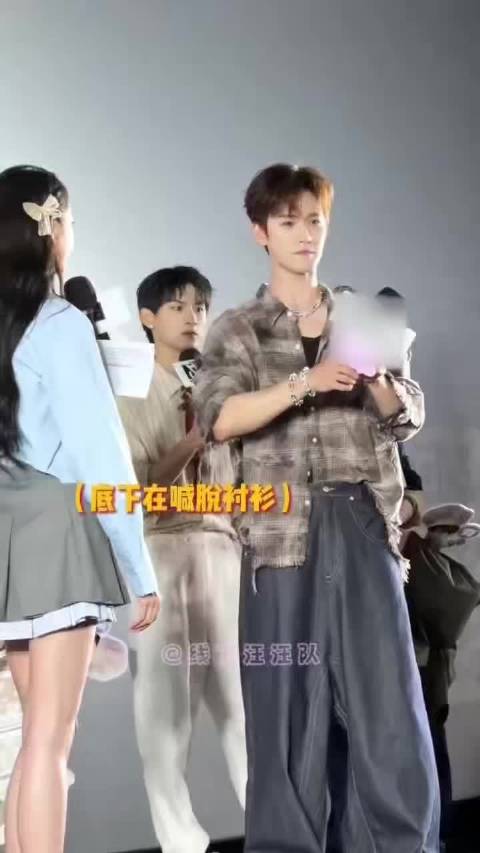 粉丝逗李昀锐害羞躲闪，轻斥胡闹展温柔