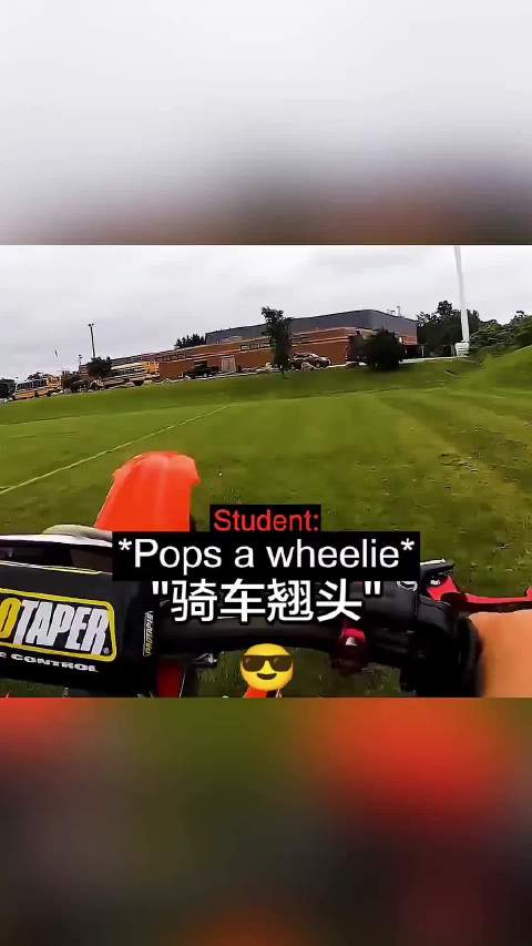 “国外嘉豪骑摩托车进学校，被校长勒令休学了”