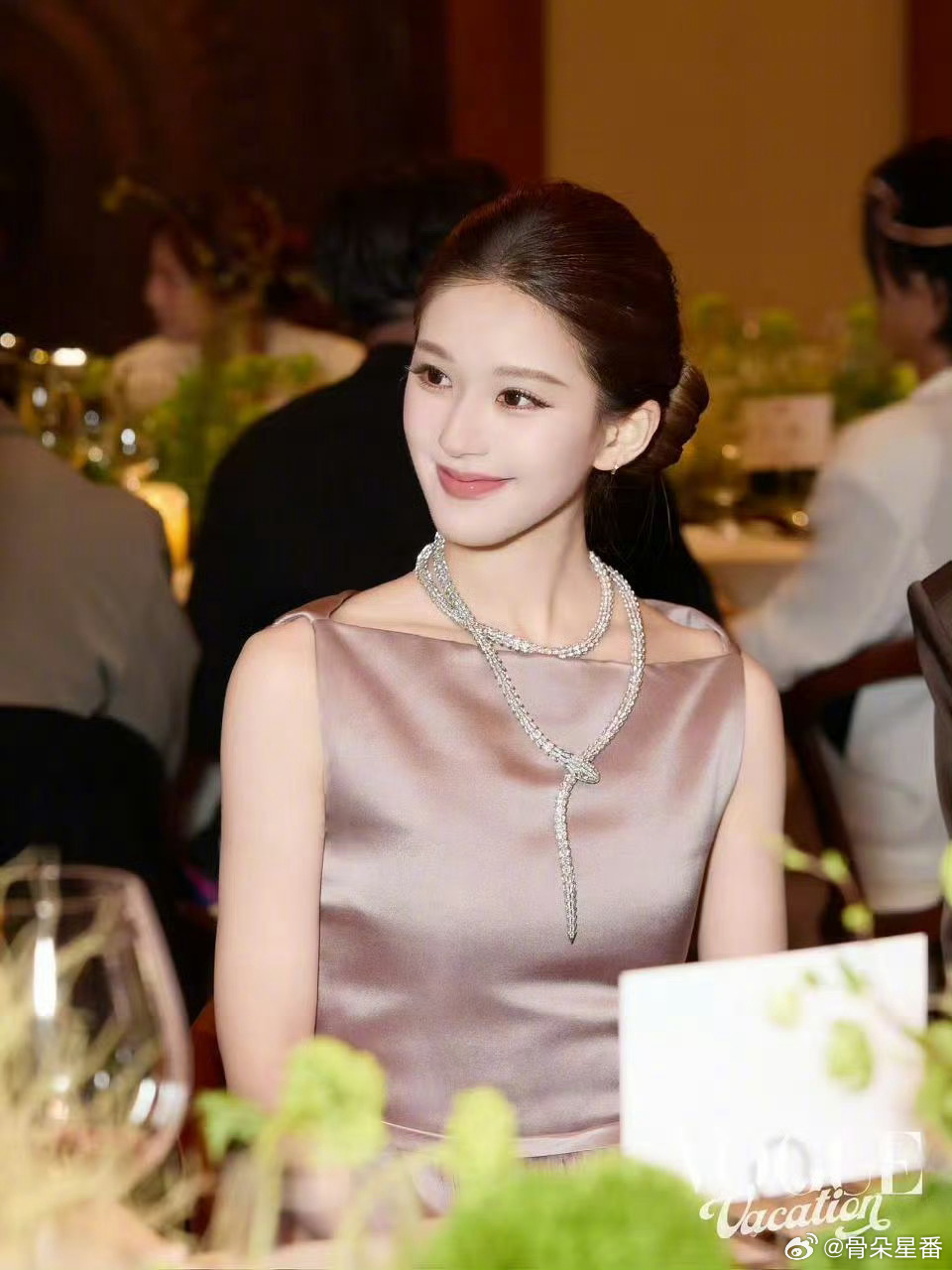 VOGUE山谷假日内场图曝光，赵露思许凯等十位明星亮相晚宴