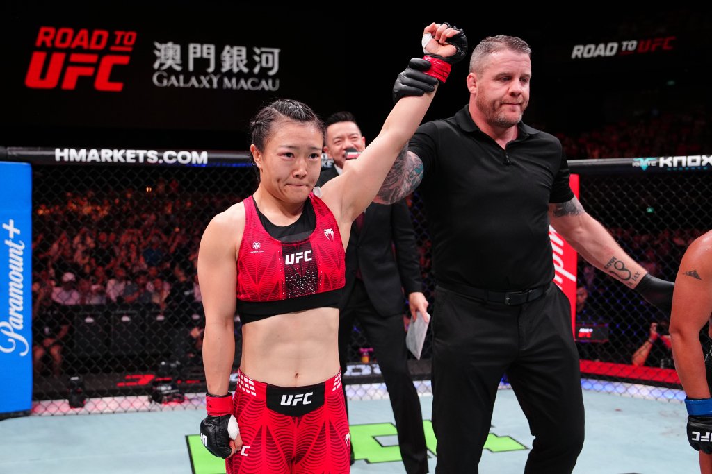 石铭首回合降服对手，赢下UFC正赛首胜。