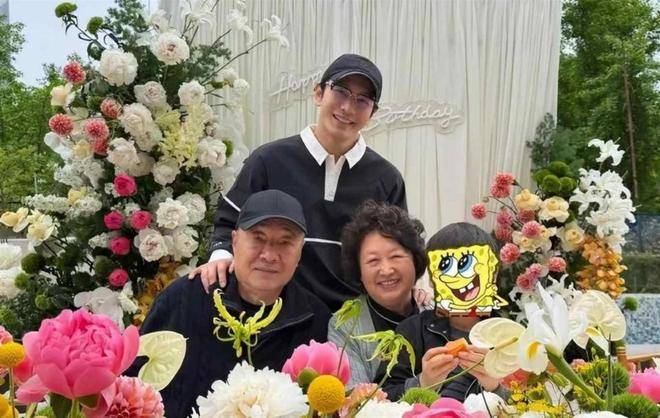 黄晓明带儿子小海绵给妈妈过生日，晒一家人温馨合照