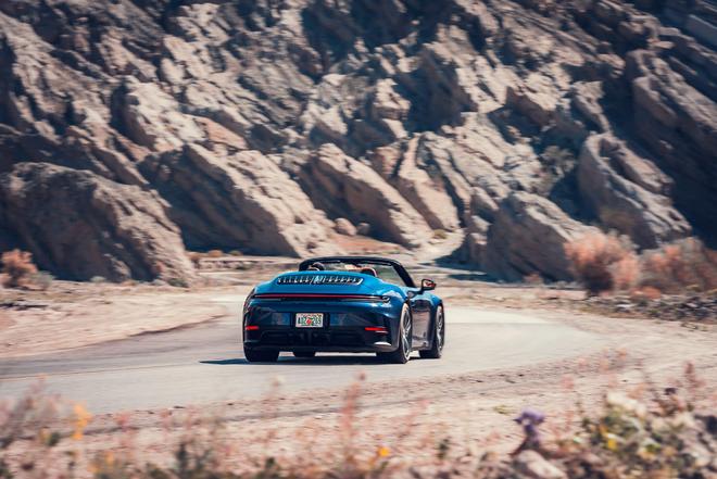 2025款保时捷911 Carrera 4 GTS Cabriolet实测:全轮驱动值不值?
