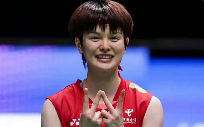 王祉怡2-1逆转山口茜！国羽尤杯首战告捷，圣坛组合开门红