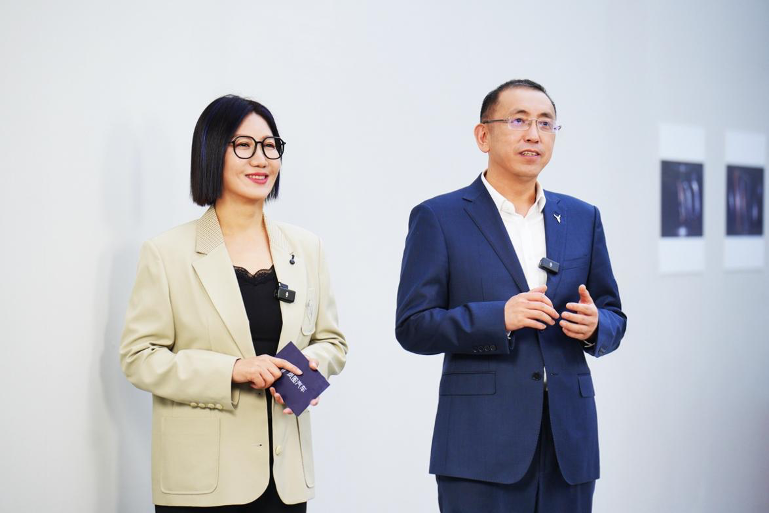 首发AI云舒座椅与鸿蒙语音,岚图泰山重新定义豪华座舱