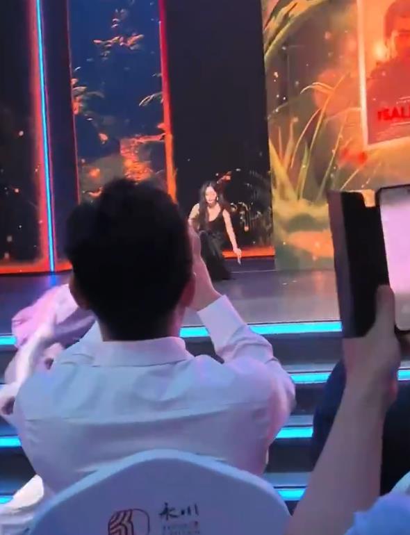 杨幂踩裙差点摔倒，立即调整状态起身，淡定完成后续流程