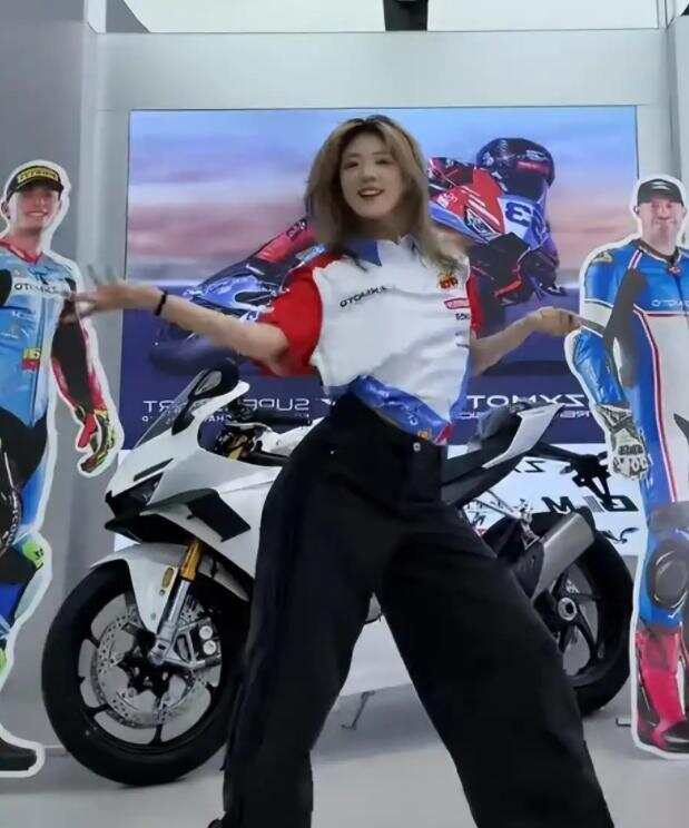 喷火、热舞……张雪机车门店没车卖店员集体卖才艺，这台摩托有多牛？