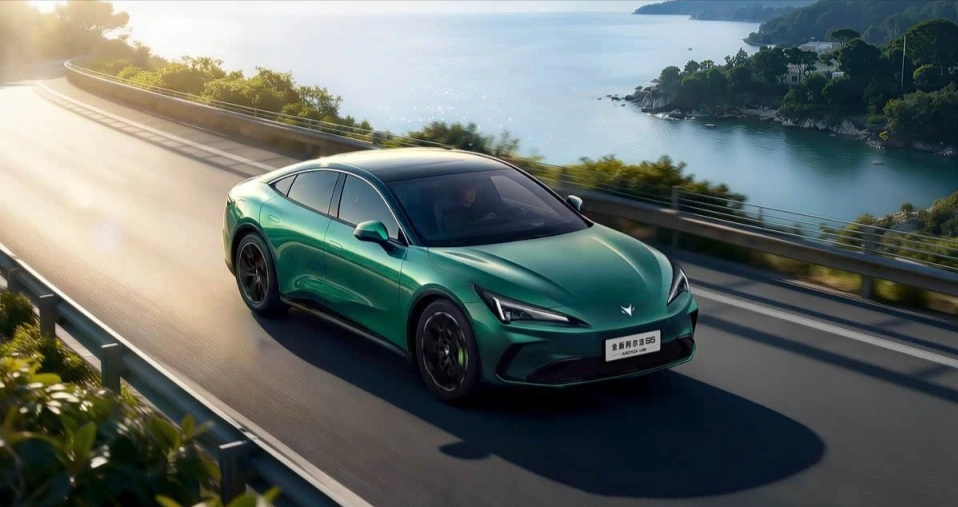 2026 款极狐阿尔法 S5 全维度解析:增程 + 800V 快充加持,对标比亚迪秦 L 实力详解