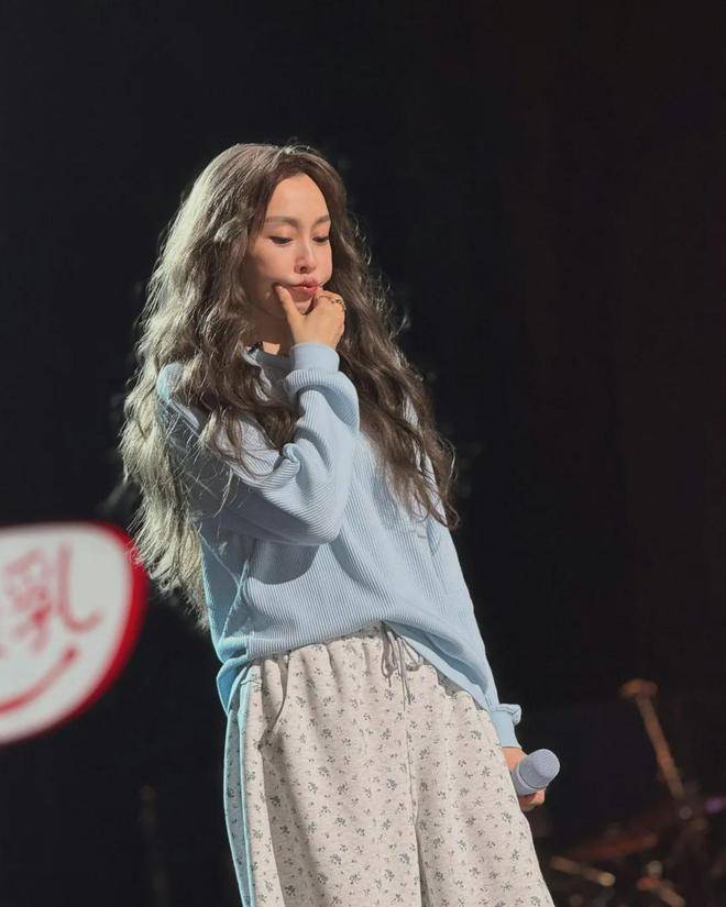 范玮琪《歌手2025》走音狂抖遭淘汰，网传她曾拒首发、临时换歌