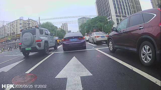 路口混乱致摩托车通行困难
