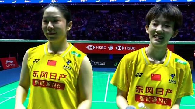 贾一凡张殊贤获得2026年新加坡羽毛球公开赛女双冠军的内场采访