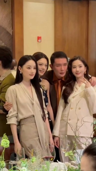 赵露思与刘诗诗、赵今麦在VOGUE晚宴上的同框互动是怎样的？