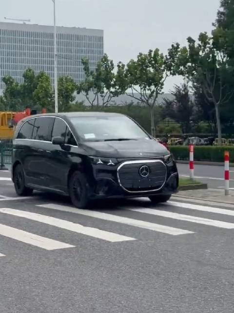 福建奔驰全新纯电MPV现身上海，计划年内上市